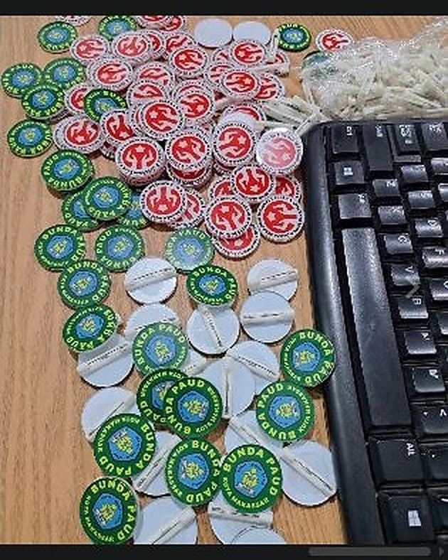 Pin Akrilik — foto 5 dari 5